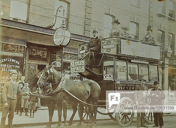 Von Pferden gezogener Omnibus und Fahrgäste  London  1900. Künstler: Unbekannt.