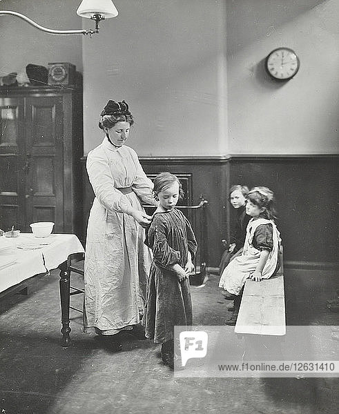 Krankenschwester untersucht Kinder vor der Säuberung  Chaucer Cleansing Station  London  1911. Künstler: Unbekannt.