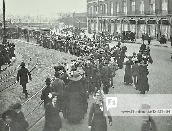 Lange Menschenschlange vor dem Blackfriars Tramway Shelter  London  1912. Künstler: Unbekannt.