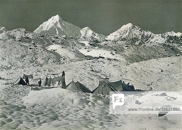 Das Lager unterhalb des Jongsong La  um 1903. Künstler: Unbekannt.