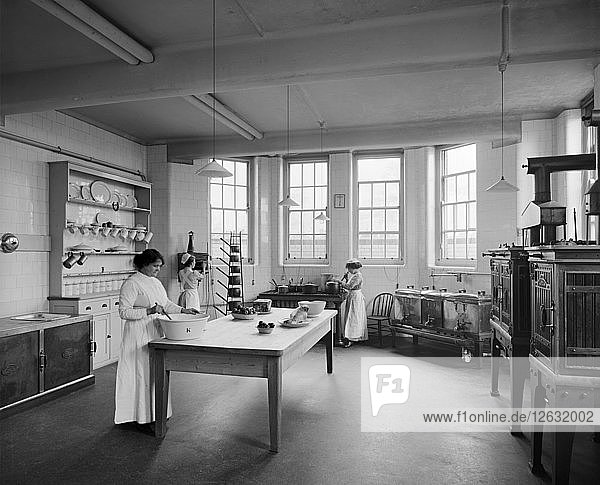 Küche des St. Andrews Hospital  Dollis Hill  London  Dezember 1914. Künstler: Adolph Augustus Boucher.