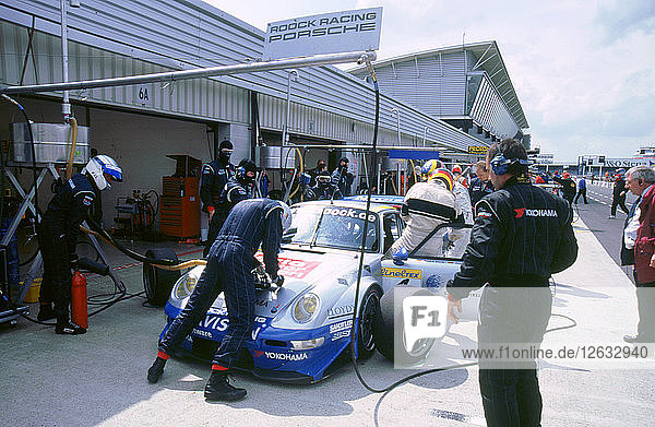 1999 Porsche 911 GT2 in den Boxen  FIA GT Silverstone 500. Künstler: Unbekannt.