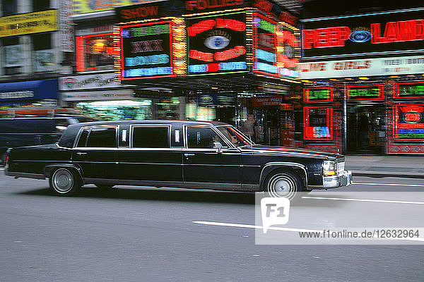 Schwarze Stretch-Limousine  New York 1995. Künstler: Unbekannt.