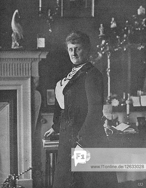 Lady Lansdowne an ihrem Schreibtisch  um 1903  (1903). Künstler: Unbekannt.