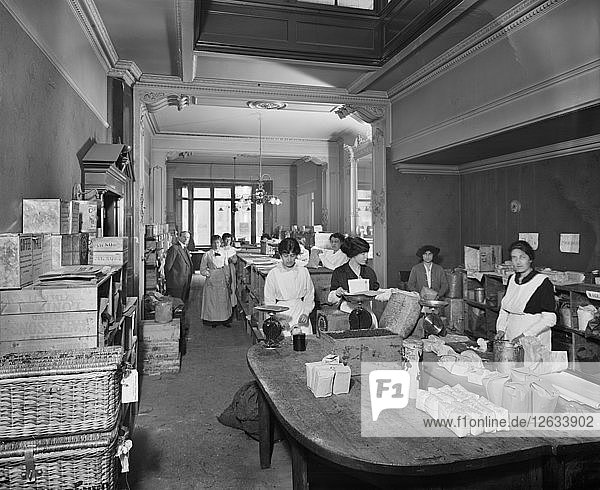 Frauen beim Verpacken von Lebensmitteln im Gebäude des National Food Fund  London  Februar 1915. Künstler: Adolph Augustus Boucher.