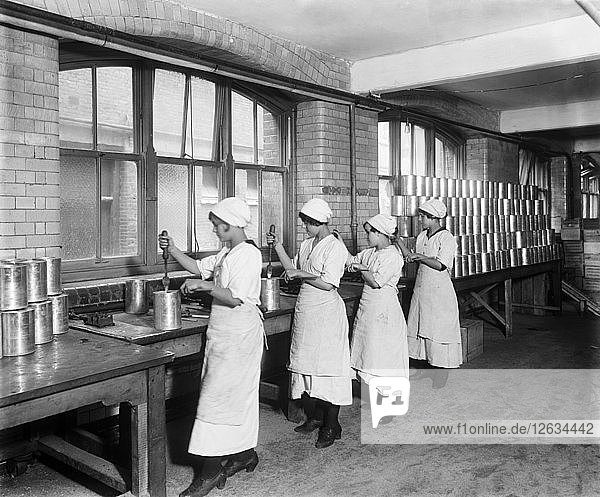 Lebensmittelproduktion  J Lyons & Co Ltd  Cadby Hall Food Factory  Hammersmith Road  London  Oktober 1918. Künstler: Adolph Augustus Boucher.