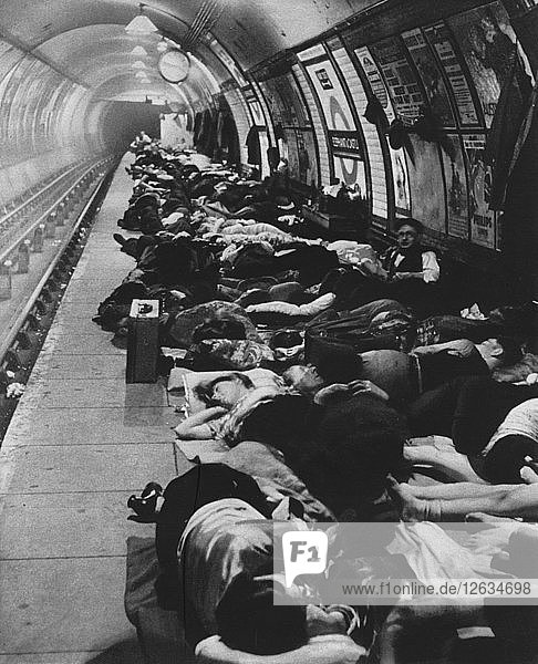 Diejenigen  die in die Schutzräume gingen  begannen eine neue Art von Nachtleben  11. November 1940  1942. Künstler: Unbekannt.