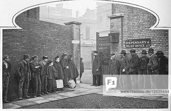 Warten auf die Aufnahme in das St Marylebone Workhouse  Luxborough Street  London  um 1901 (1903). Künstler: Unbekannt.