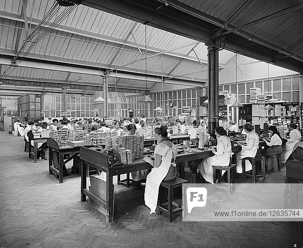 Zigarettenproduktion in der Teofani-Tabakfabrik  Chryssel Road  Brixton  London  September 1916. Künstler: H. Bedford Lemere.
