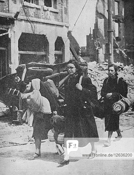 Britische Truppen halten in Löwen die Stellung  während Flüchtlinge die Stadt verlassen  1940  (1940). Künstler: Unbekannt.