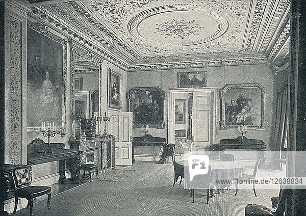 Der Speisesaal der Königin im Osborne House  um 1899  (1901). Künstler: HN King.