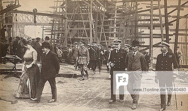 König Georg V. und Königin Mary in einer Werft in Sunderland während des Ersten Weltkriegs  15. Juni 1917  (1935). Künstler: Unbekannt.