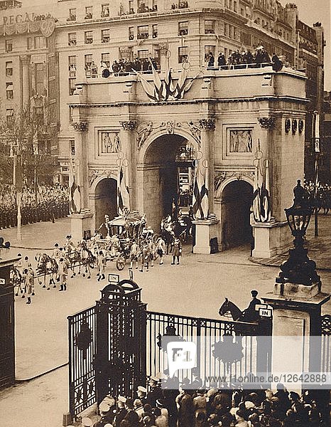 Durch das Tor des Souveräns  Marble Arch  12. Mai 1937. Künstler: Unbekannt.