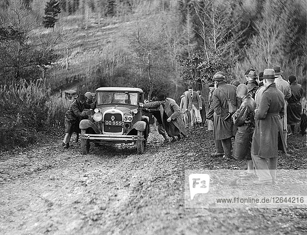 KHL Seatons Ford Model A Limousine wird beim Inter-Varsity Trial angeschoben  1930. Künstler: Bill Brunell.