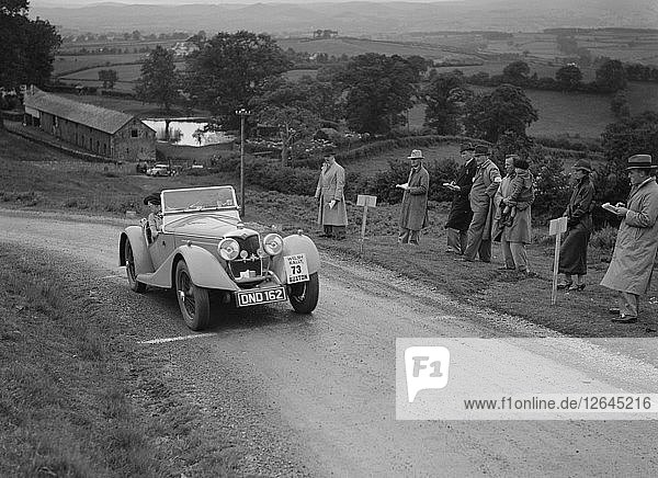 Riley Sprite 2-Sitzer von Frau TB Hague bei der South Wales Auto Club Welsh Rally  1937 Künstler: Bill Brunell.