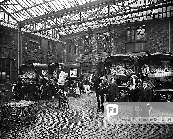 Lieferwagen für Matratzen  Heal & Son Ltd  195-199 Tottenham Court Road  Camden  London  1897. Künstler: Bedford Lemere und Unternehmen.