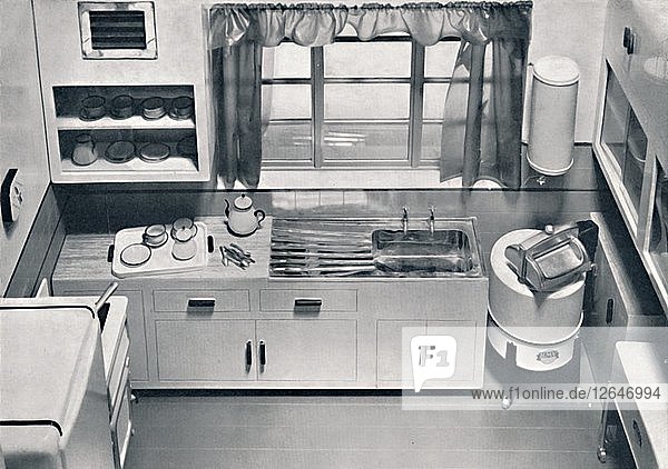 Blick in eine Küche  entworfen von H.M.V. Household Appliances  1938. Künstler: Unbekannt.