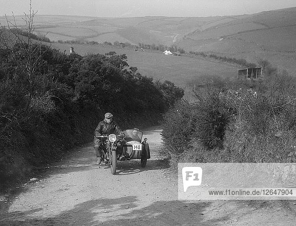497 ccm Ariel und Seitenwagen von R Newman bei der MCC Lands End Trial  Beggars Roost  Devon  1936. Künstler: Bill Brunell.