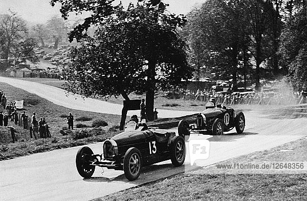 Spannende Rennen im ländlichen England: Bugattis in Donington  1937. Künstler: Unbekannt.