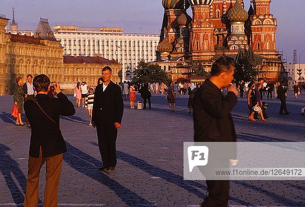 Roter Platz in der Nähe St. Basils. Moskau im Abendlicht  ca. 1970er Jahre. Künstler: CM Dixon.
