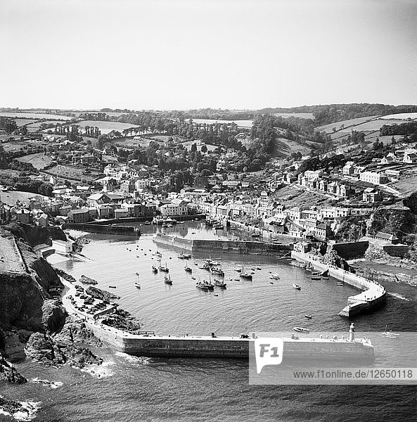 Das Dorf  Victoria Pier und der Hafen  Mevagissey  Cornwall  1953. Künstler: Aerofilms.