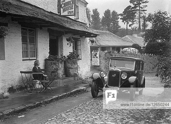 1931 Austin 16/6 bei einer Probefahrt  geparkt vor dem Church House Inn  Stoke Gabriel  Devon. Künstler: Bill Brunell.