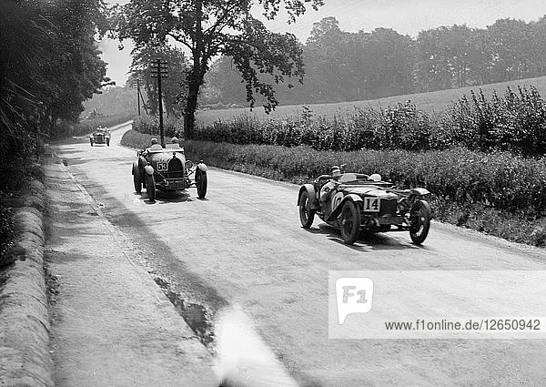 Riley 9 Brooklands von E Maclure und Bugatti Type 43 von JF Field  RAC TT  Ards Circuit  Belfast  1929 Künstler: Bill Brunell.