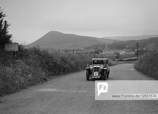MG L1 Magna salonette von C. Lones bei der South Wales Auto Club Welsh Rally  1937 Künstler: Bill Brunell.