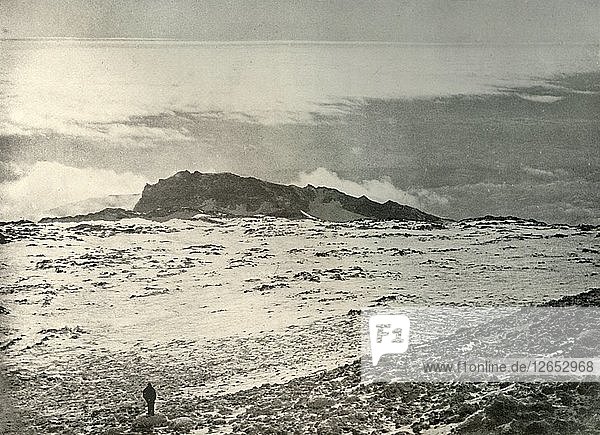 Der alte Krater des Erebus  mit einem älteren Krater im Hintergrund  um 1908  (1909). Künstler: Unbekannt.