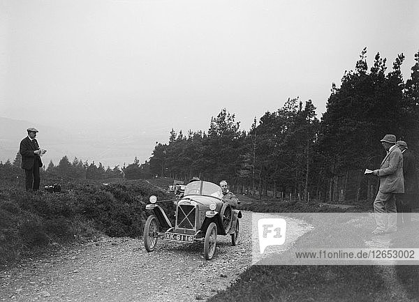 Offener Sport-Zweisitzer Salmson von Armand Bovier bei der Scottish Light Car Trial  1922. Künstler: Bill Brunell.