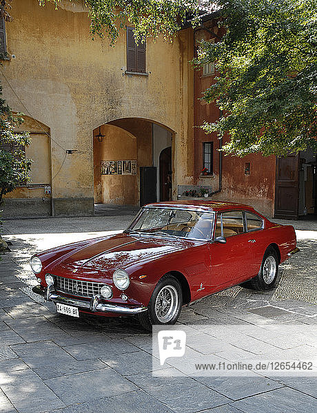 1962 Ferrari 250 GTE 2+2 Künstler: Unbekannt.