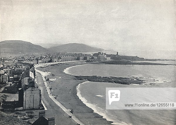 Aberystwith - Blick auf die Bucht mit der Burg und dem University College  1895. Künstler: Unbekannt.