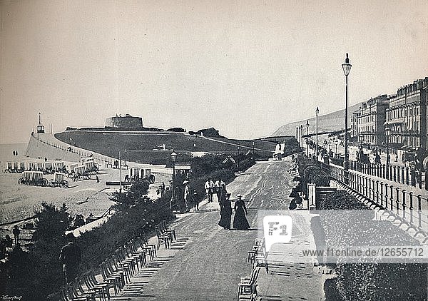 Eastbourne - Teil der Strandpromenade  mit Blick auf den Wish Tower  1895. Künstler: Unbekannt.