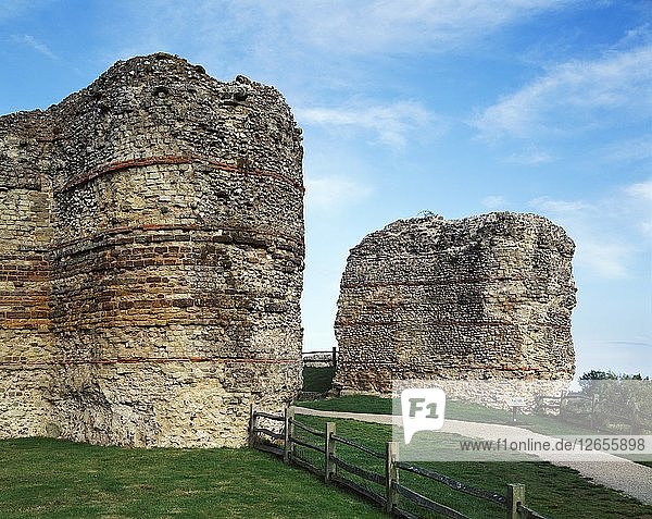 Das römische Westtor  Pevensey Castle  East Sussex  Ende des 20. oder Anfang des 21. Jahrhunderts. Künstler: Historic England Mitarbeiter Fotograf.