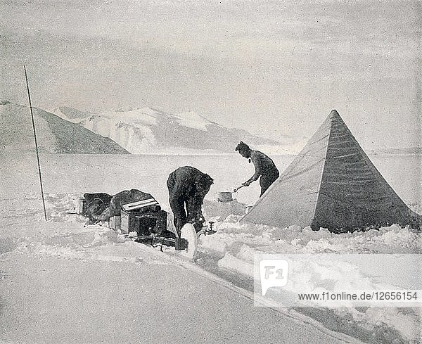 Schweres Schlittenfahren im Neuschnee vor Point Disappointment  Dezember 1911  (1913). Künstler: Frank Debenham.