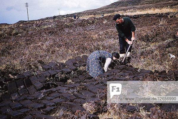 Torfstechen bei Edinbane  Isle of Skye  Schottland  um 1960. Künstler: CM Dixon.