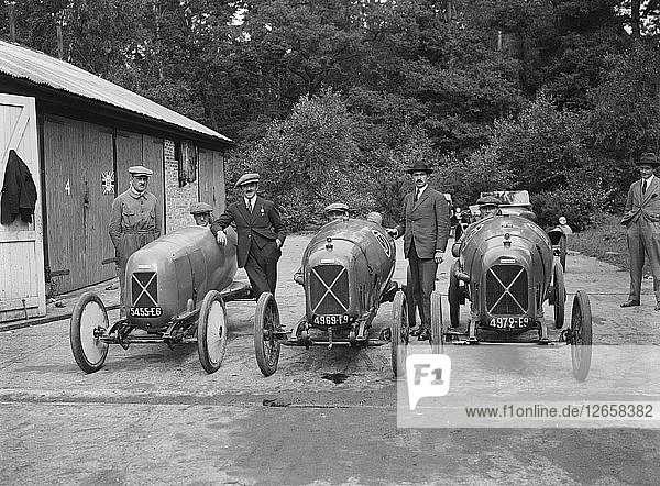 Drei Salmsons beim JCC 200-Meilen-Rennen  Brooklands  Surrey  1922. Künstler: Bill Brunell.