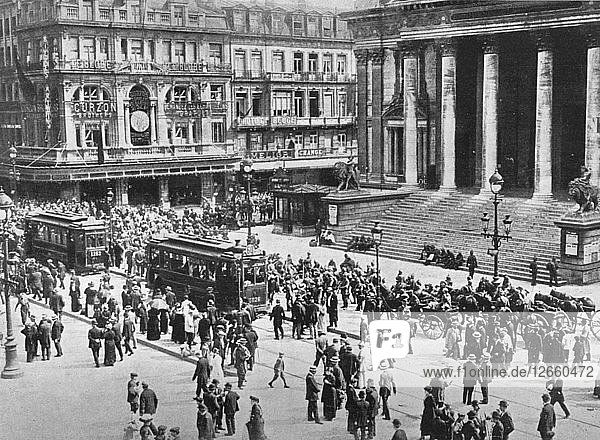 Ein Blick auf die Börse während des Durchzugs der deutschen Truppen  1914. Künstler: Unbekannt.