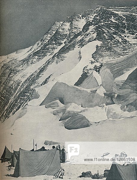 Auf dem Weg zum Ziel: Ein Lager im Schnee des Everest  um 1935. Künstler: Mount Everest Komitee.