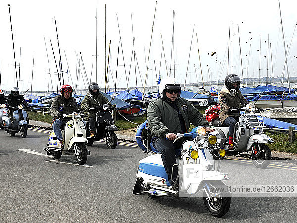 Gruppe von Mods auf ihren Motorrollern in Mudeford 2008. Künstler: Unbekannt.