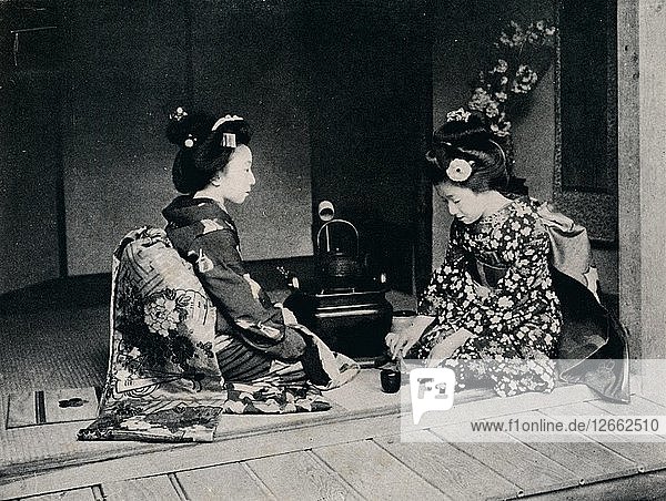Zeremonieller Tee  serviert von einer schönen japanischen Hand  um 1900  (1921). Künstler: Julian Leonard Street.