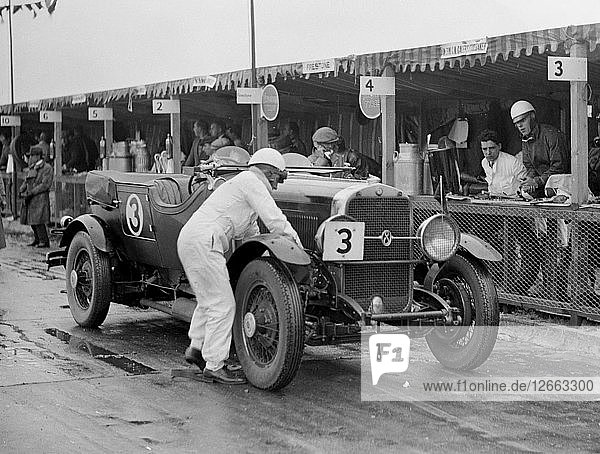 Studebaker von A. Hollidge und GAW Laird in den Boxen beim JCC Double Twelve Race  Brooklands  1929. Künstler: Bill Brunell.