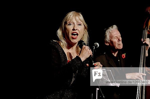 Tina May mit Herbie Flowers  Hawth  Crawley  West Sussex  November 2015. Künstler: Brian OConnor.