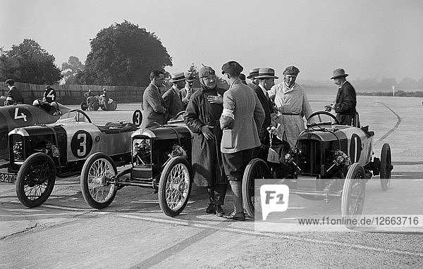 Salmson und zwei GNs  JCC 200-Meilen-Rennen  Brooklands  1922. Künstler: Bill Brunell.