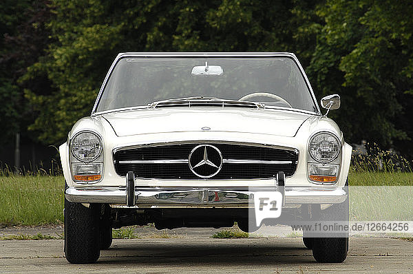 1966 Mercedes Benz 230 SL Künstler: Unbekannt.
