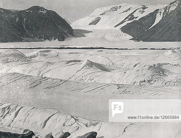 Gespaltenes Eis am Eingang des Priestley-Gletschers  um 1911  (1913). Künstler: G. Murray Levick.