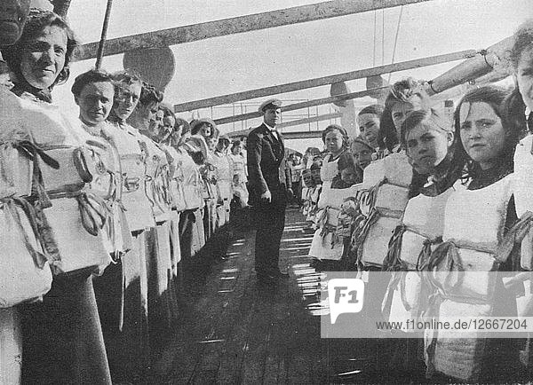 Rettungsring-Übung an Bord eines Ozeandampfers  1915. Künstler: Unbekannt.