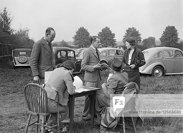 Standard Car Owners Club Gymkhana  8. Mai 1938. Künstler: Bill Brunell.