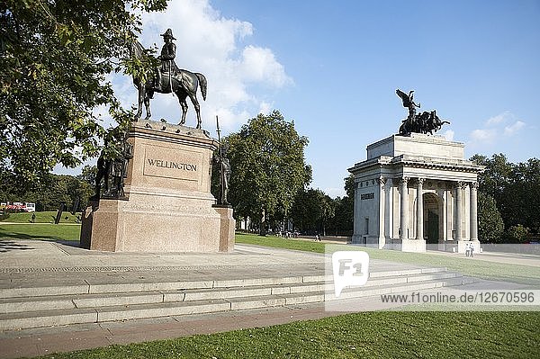 Statue of the Duke of Wellington and the Wellington Arch  London  c1980-c2017. Artist: Historic England commissioned photographer.