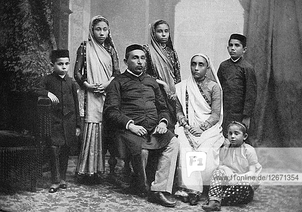 Eine Parsi-Familie  1902. Künstler: Bourne & Shepherd.